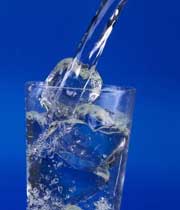 نوشیدن زیاد آب هیچ توجیه علمی و منطق پزشکی ندارد و مضر است؟