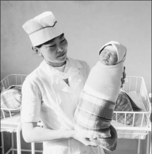 تصویری از نوزاد قنداق شده‌ در بیمارستان چین